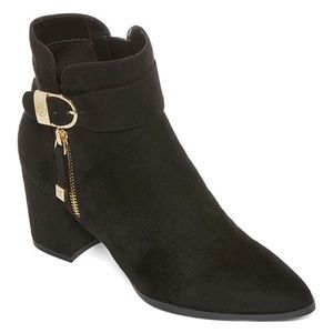 Liz Claiborne Womens  Block Heel Zip Bootie.